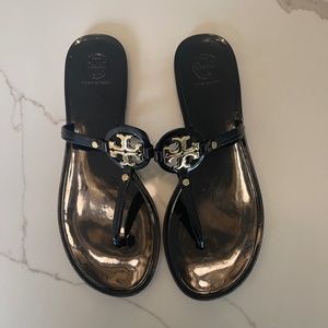 TORY BURCH BLACK PATENT LEATHER MILLER SANDALS WITH GOLD HARDWARE SIZE 8